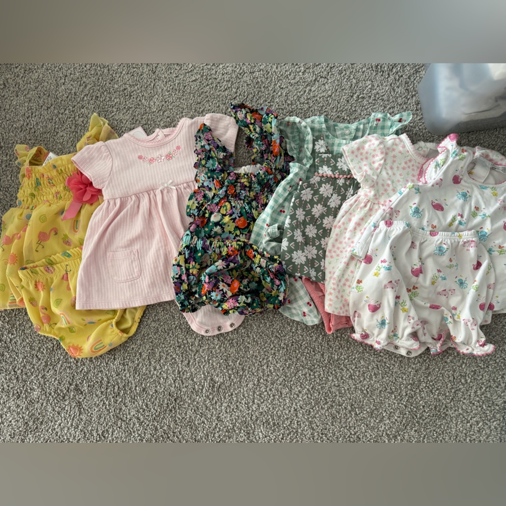 Baby girl lot of dresses and outfits gap, kissy kissy, little me, Carter’s
